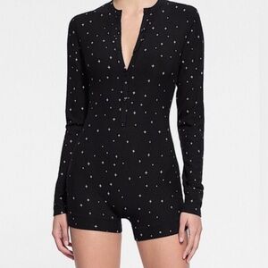SKIMS Soft Lounge Button Up Henley
Onesie in Onyx Sparkle Size XS